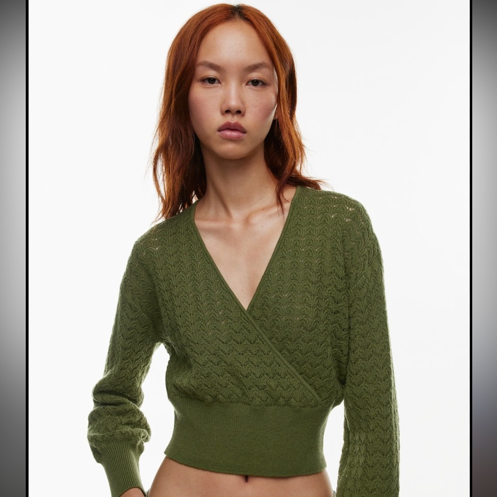 Aritzia dear sweater Womens size L